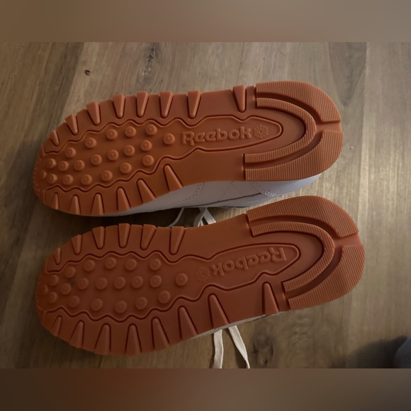 Classic Reebok unisex NWT white tennis shoes - Picture 3 of 8